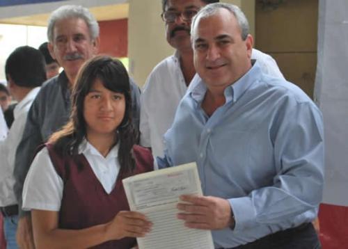 Estudiantes reciben 1 mil 351 becas